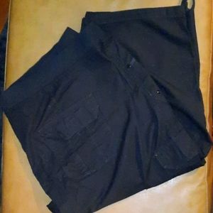 Black cargo capris